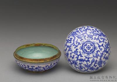 图片[2]-Copper box with painted enamel decor of blue flowers on a white ground, Qing dynasty, Qianlong reign (1736-1795)-China Archive